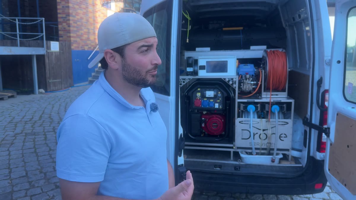 Ahmed am Einsatzfahrzeug, erklärt die Technik an Bord
