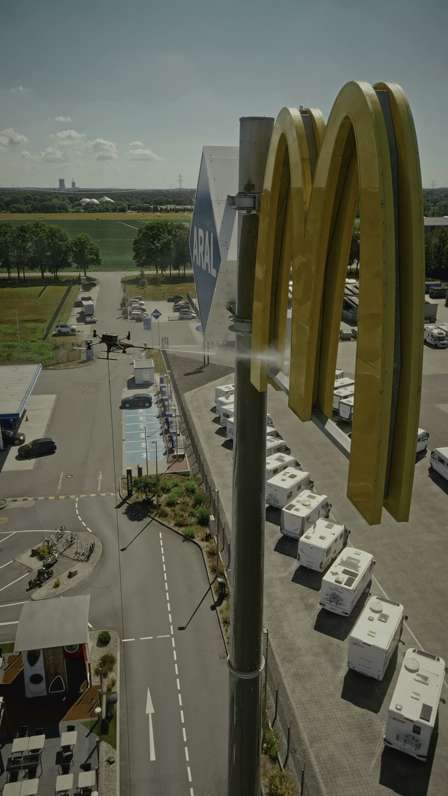Blick aus der Luft über das Areal während der Reinigung